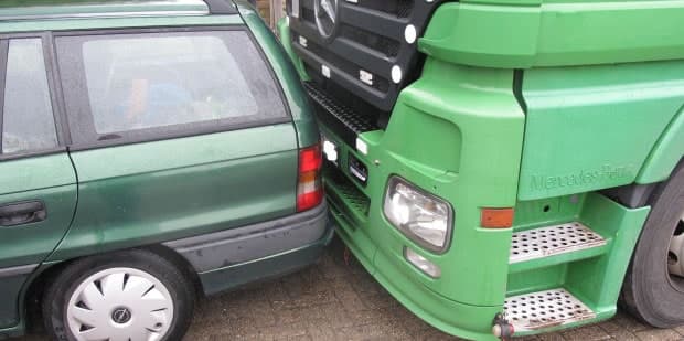 Gegenüberstellung: grüner Kombi und grüner Lkw stehen zur Untersuchung der Kontaktstelle nebeneinander.